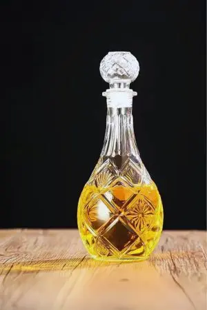 Carafe à whisky ronde en verre épais, décor gravé losanges et soleil, bouchon boule facettée, 850 ml, fond noir