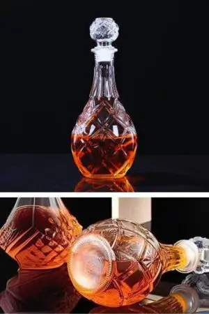 Carafe à whisky en verre gravé, forme ronde, bouchon boule facettée, vue latérale, 850 ml