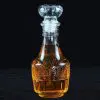Carafe à whisky ronde en verre épais, décor gravé losanges et soleil, bouchon boule facettée, 850 ml, fond noir