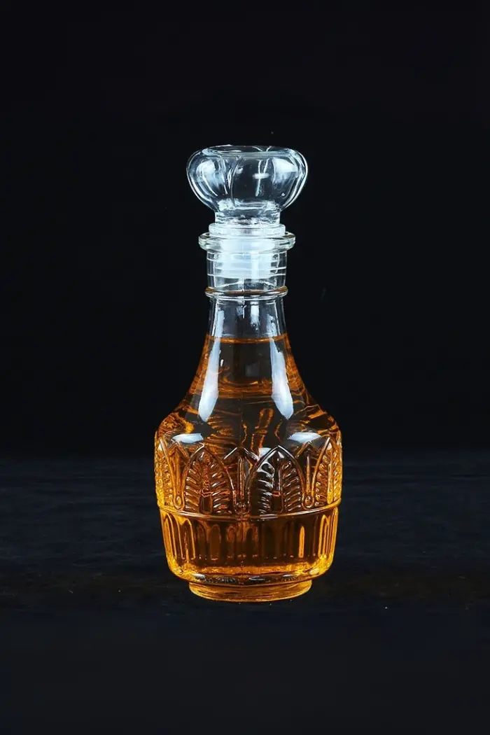 Carafe à whisky ronde en verre épais, décor gravé losanges et soleil, bouchon boule facettée, 850 ml, fond noir
