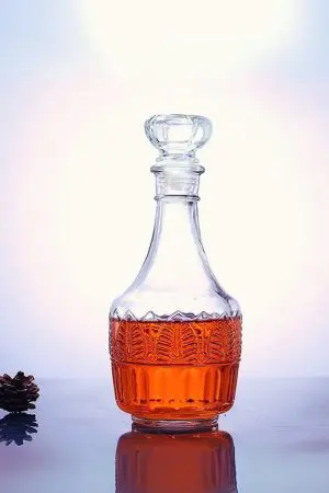 Carafe à whisky en verre gravé, base épaisse, bouchon boule taillé, vue fond noir