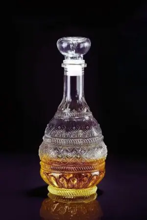 carafe à whisky Globe Impérial motif ornemental vintage, deux tailles, remplies de whisky sur table en bois