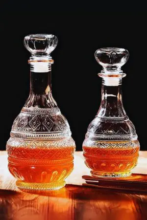 carafe à whisky Globe Impérial motif ornemental vintage, remplie de whisky, fond noir