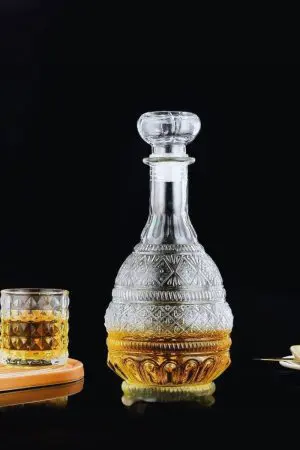carafe à whisky Globe Impérial motif ornemental vintage, posée sur table avec verre à whisky assorti