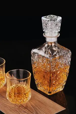 carafe à whisky en verre gravé Classic Star 500 ml et deux verres assortis, présentation sur plateau bois