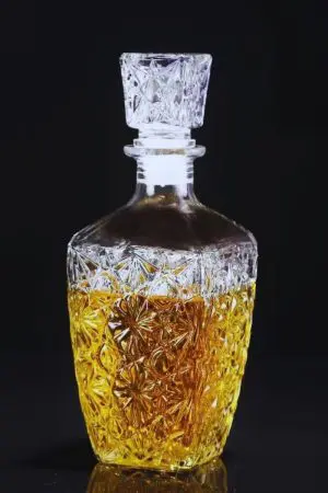 carafe à whisky en verre gravé Classic Star 500 ml, bouchon carré et motif étoile, sur fond noir