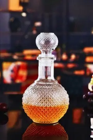 carafe boule à whisky vintage remplie de whisky, verre gravé assorti en arrière-plan