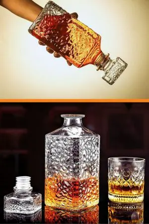 carafe à whisky carrée en verre transparent versant du whisky dans un verre bas assorti