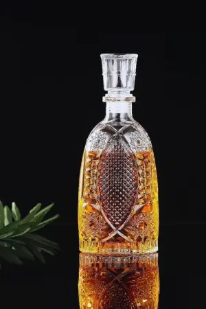 carafe à whisky vintage 850 ml en verre gravé, bouchon cristal, fond noir
