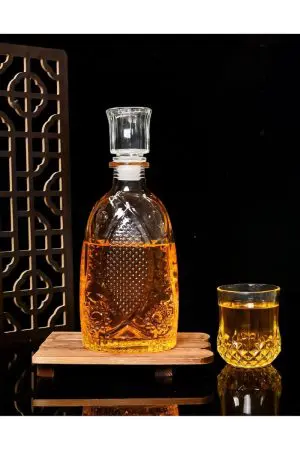 carafe à whisky vintage 850 ml sur support bois, verre assorti rempli, fond noir
