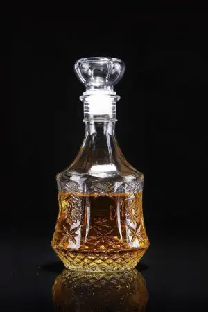 carafe à whisky hexagonale en verre gravé avec whisky, vue de face