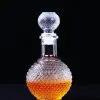 Mini carafe à whisky en verre 500 ml, design vintage à motifs diamant, bouchon rond, présentation sur table