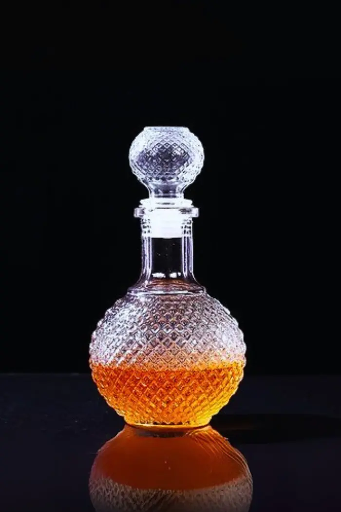 Mini carafe à whisky en verre 500 ml, design vintage à motifs diamant, bouchon rond, présentation sur table