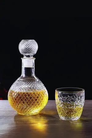 Bouchon en verre taillé de la mini carafe à whisky 500 ml design Diamond Vintage, gros plan texture diamant