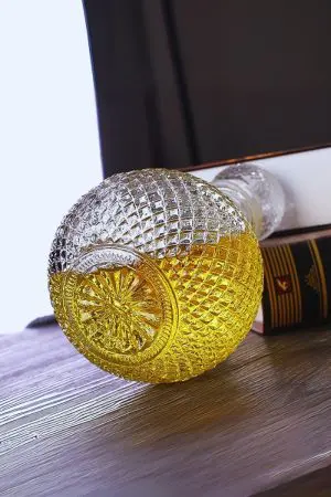 Mini carafe à whisky design vintage Diamond 500 ml, remplie de whisky ambré, verre facetté