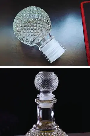 Mini carafe à whisky 500 ml Diamond Vintage sur table en bois, ambiance dégustation conviviale, lumière chaude