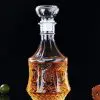 carafe à whisky hexagonale en verre gravé, remplie de whisky, posée sur table en bois