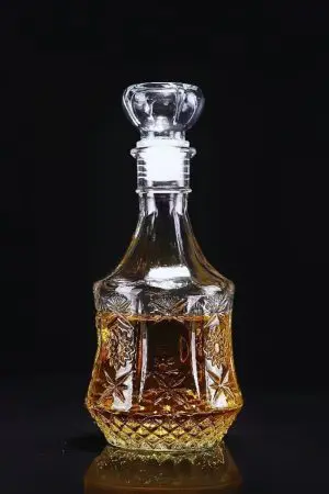carafe à whisky hexagonale gravée et verre à whisky assorti sur plateau