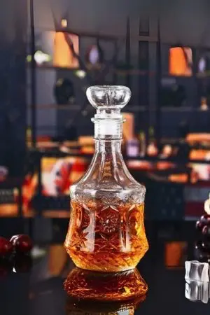 carafe à whisky hexagonale en verre gravé remplie de whisky sur fond noir