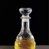 carafe à whisky gravée forme ronde posée, remplie de whisky, fond noir