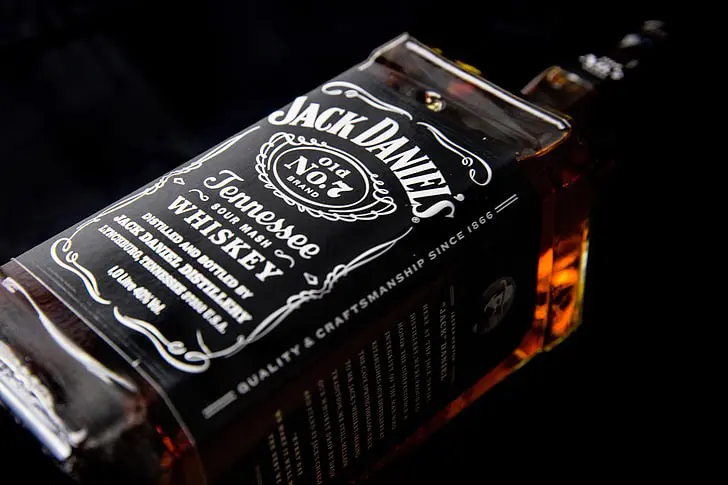 bouteille de whisky Jack Daniel’s illustrant la mise en bouteille du whisky