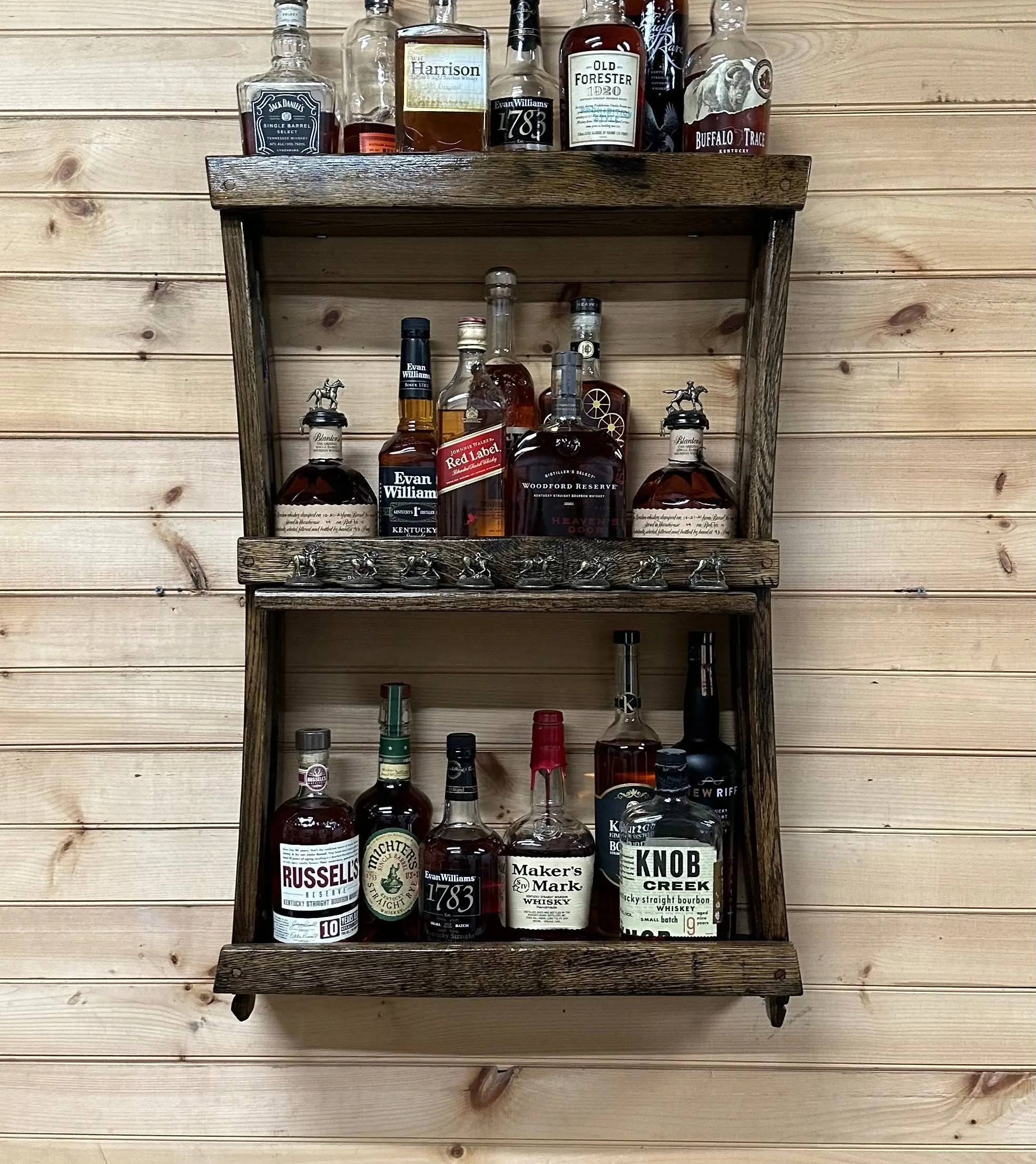 étagère en bois avec plusieurs bouteilles de whisky illustrant la conservation à la verticale