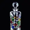 carafe à whisky en verre coloré sur surface réfléchissante, fond noir