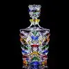carafe italienne colorée pour whisky - bouteille en verre taillé multicolore sur fond noir.