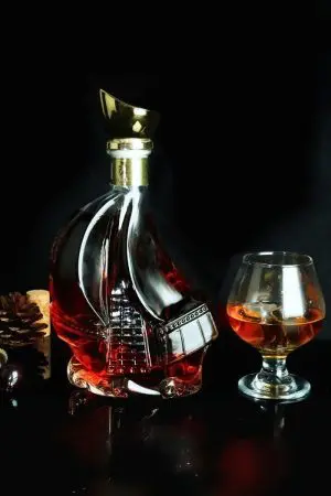 carafe à whisky bateau en verre et verre ballon sur fond noir