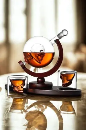 carafe à whisky globe crâne sur socle en bois avec deux verres double paroi