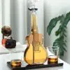 carafe à whisky guitare en verre sur socle avec deux verres remplis
