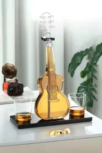 carafe à whisky guitare en verre sur socle avec deux verres remplis