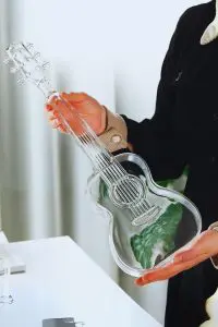 carafe guitare en verre vide tenue à deux mains