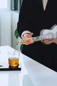 service au verre depuis carafe guitare en verre