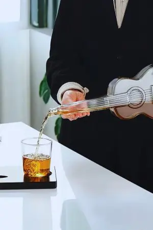 service au verre depuis carafe guitare en verre
