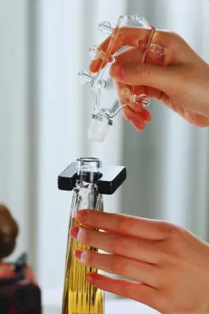 gros plan bouchon en verre de carafe guitare avec goulot et support