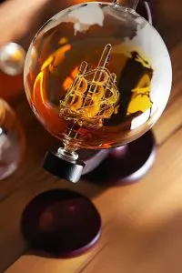 gros plan carafe globe en verre avec navire en verre à l’intérieur