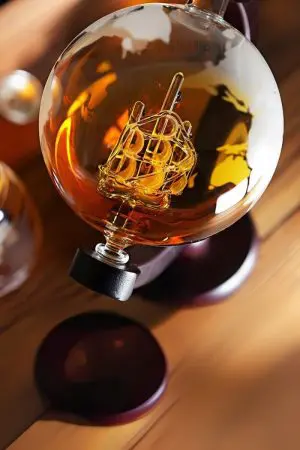 gros plan carafe globe en verre avec navire en verre à l’intérieur