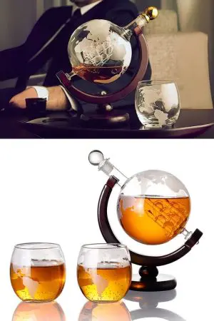 carafe à whisky globe sur support en bois avec deux verres gravés, vue lifestyle et packshot