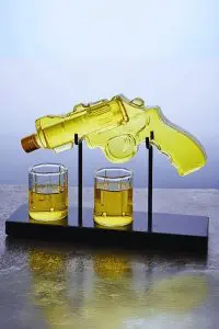 carafe à whisky revolver remplie, deux verres sur socle