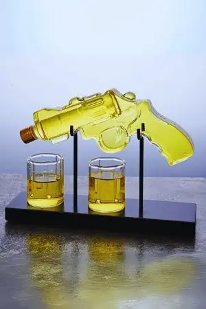 carafe à whisky revolver remplie, deux verres sur socle