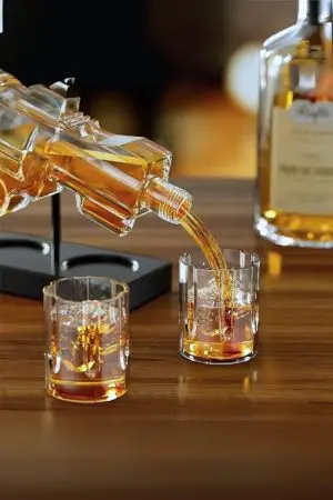 carafe à whisky revolver en train de verser dans un verre à glace.