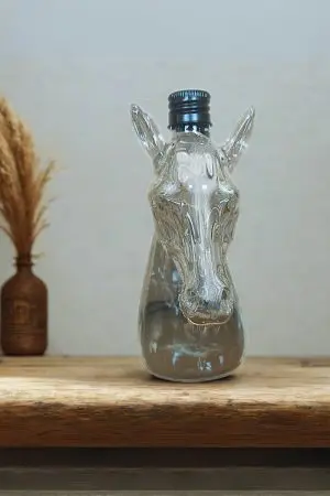 carafe à whisky tête de cheval vue de face vide sur étagère en bois