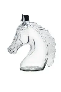 carafe à whisky tête de cheval en verre transparent sur fond blanc avec bouchon noir