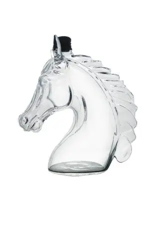 carafe à whisky tête de cheval en verre transparent sur fond blanc avec bouchon noir
