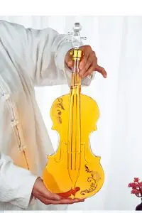 carafe à whisky violon tenue à deux mains, pleine, fond blanc