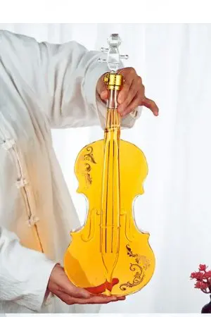 carafe à whisky violon tenue à deux mains, pleine, fond blanc