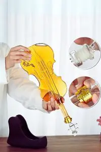 carafe à whisky violon tenue, gros plans du bouchon et de la bague décorative
