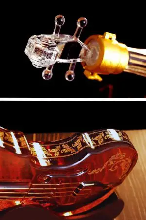 gros plans carafe à whisky violon, tête de bouchon et motif décoratif doré sur le corps
