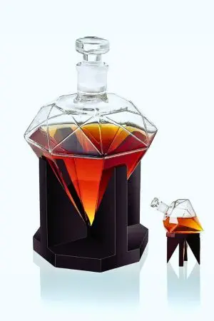 carafe à whisky diamant en verre sur socle noir avec mini carafe assortie, liquide ambré